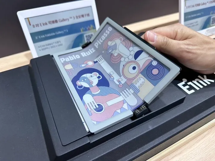 Readmoo Unveils World's First Foldable E-Reader: mooInk V